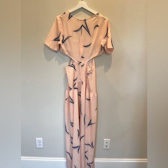 Full length dress with side cut outs! Perfect for spring/summer! - Picture 4 of 5